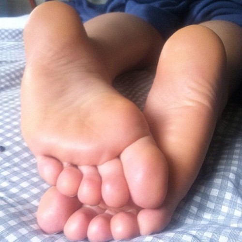 footyummy24: Sadie’s Morning feet! I had to be soooo careful because she woke up and i almost got ca