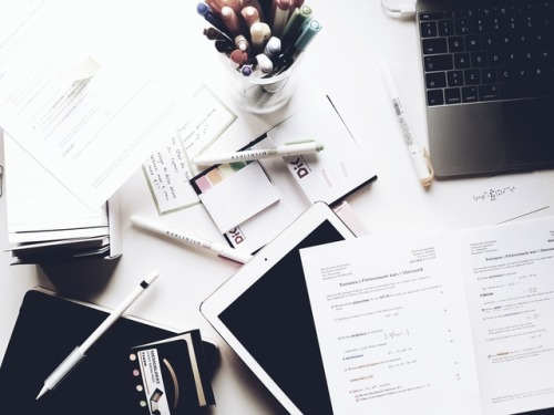 prettynotesmakesmehappy:Just finished studying! This is what my desk looks like whenever I study. My