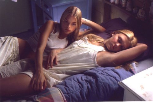 cinyma:Dominique Swain & Jaime King in Happy Campers (2001)