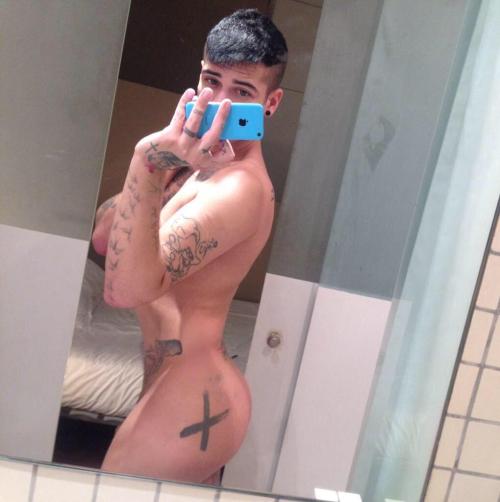 vinemales:  A lost vine of the hot Mickey Taylorvinemales.com // Over 70.000 followers // Hot naked gay vinesMickey Taylor: deleted on Vine, check his twitter