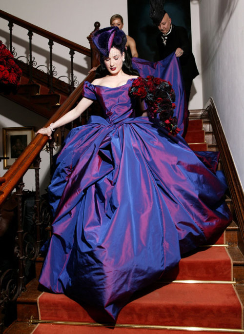 unparapluiedepamplemousse:  El vestido de Novia que lució Dita Von Teese en su boda con Marilyn Manson, creado por Vivianne Westwood podrá ser visto, entre otras muchas piezas en la Exposición “Wedding Dresses 1775-2014” en el Victoria & Albert