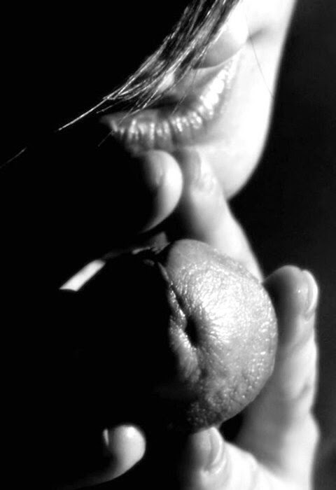 missblissfreshstart:  bodiesnminds:  worship…both ways…  💋 