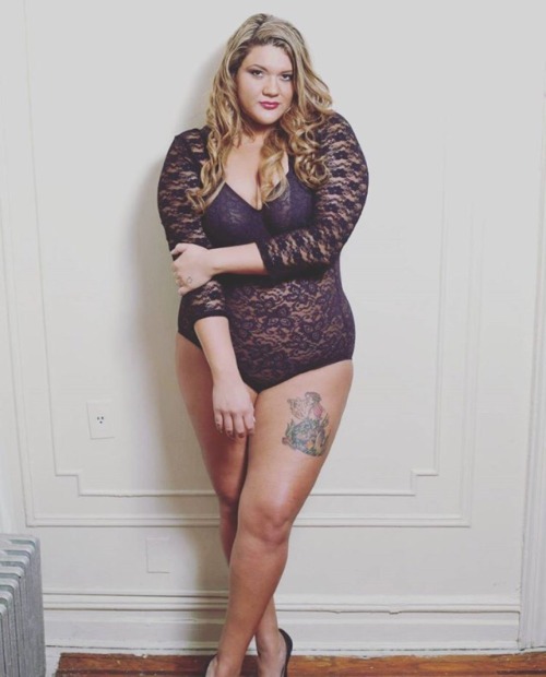 Porn italiankong:  Viva la Curvy. Thick thighs photos