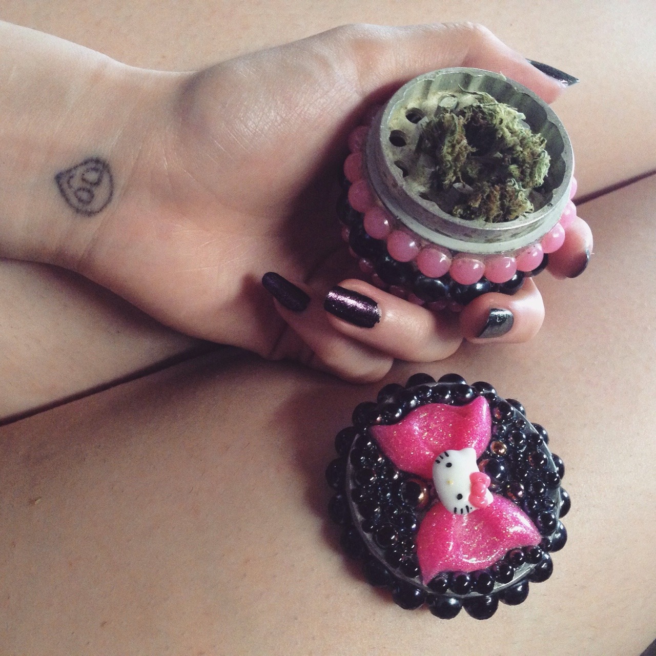 weedporndaily:  herbprincess008 submitted:Mango Kush🍑🍃