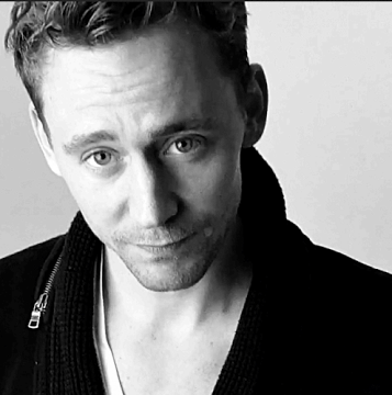 xitcantrainallthetimex:  Tom Hiddleston Black and White 2/2 