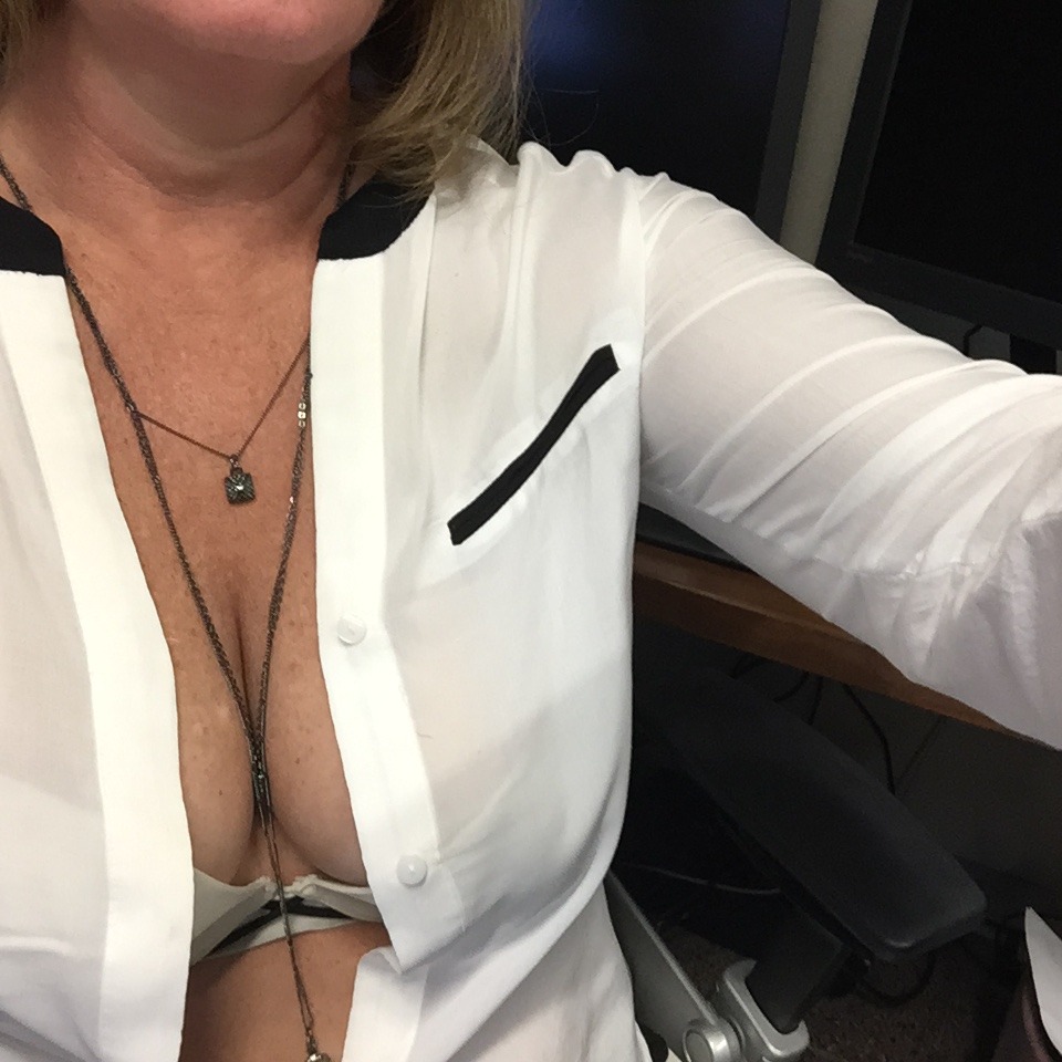 milftexter:  It is a crime I’m at the office today instead of laying naked out