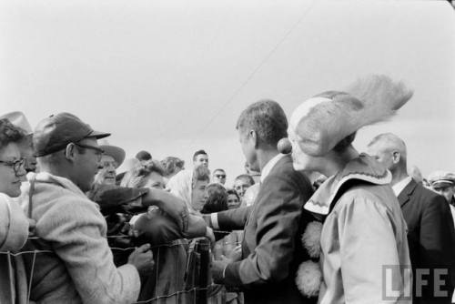 John F. Kennedy campaigns with Bozo(Walter Sanders. 1960)