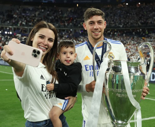 realmadridfamily: Federico Valverde celebrates with his wife Mina Bonino after their son Benicio vic