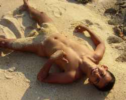 benudenfree:  Dee nude on the beach, photo