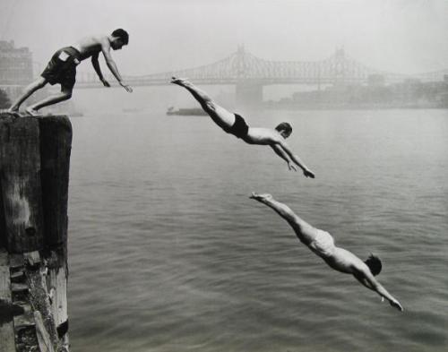 valscrapbook:  Divers, East River, 1948, Arthur Leipzig