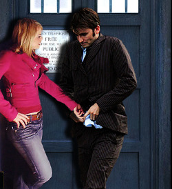 who-lligan:  Rose is giving the Doctor a hand… 