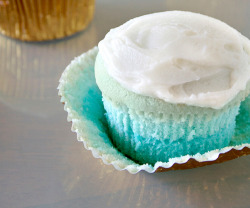 thecakebar:  Blue Ombre Cupcake Tutorial 