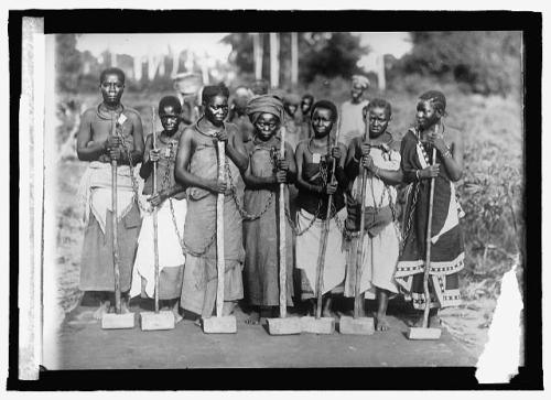 Women convicts working on road (Dar es Salaam, Tanganyika, 1909 - 20).