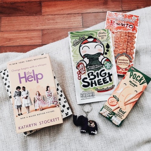 Book was given to me by my bbf (best book friend), together with some yummy snacks from Bangkok. Can