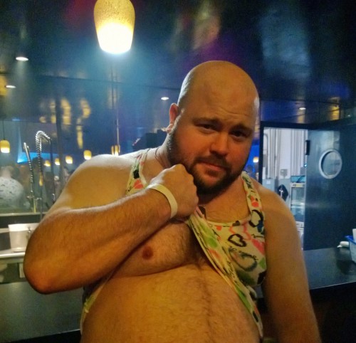 superbears:  ADORABLE SUPER CUTEToo cute, too hot, no wonder everybody loves him, lol…  Of course it would end up here, he’s gorgeous!! 