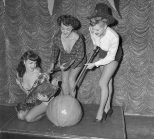 loutigergirl99: Bettie Page n pin-ups Happy Thanksgiving Happy Thanksgiving from Betty Page.