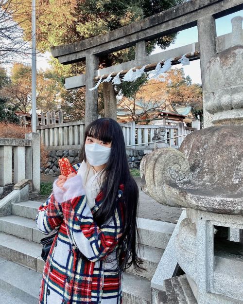 How was your New Years? I spent it with @chamiimonsta @manandshiba ♪ We stayed up playing UNO while eating New Years dishes, counting down the new year, and going to hatsumode (first shrine visit of the year) ⛩ in the morning. So glad to break out of...