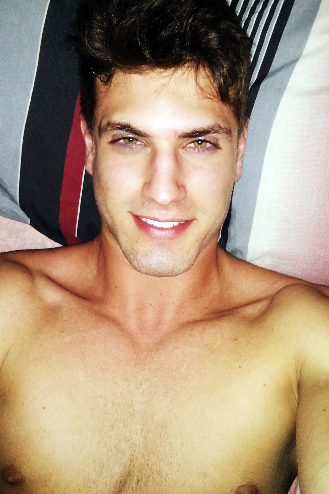 cueca-do-avesso:  guilherme leão cops are different in brazil, you guys 