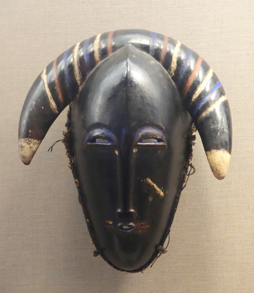 Mask (wood, pigment, and vegetable fiber) of the Ligbi people, present-day Côte d’Ivoire.  Artist un