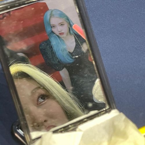 12loona:210123 loonatheworld Twitter update[#GoWon] Taking a pic with my ult. I should take one wit