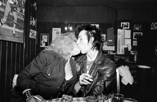 twixnmix: Nancy Spungen and Sid Vicious photographed by Richard Mann at Joe Allen’s in London,