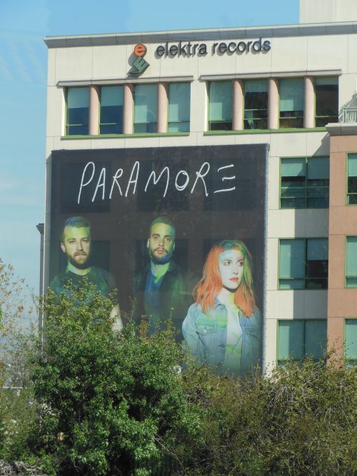 yelyahwilliams:  istillloveparamore:  thisisptvparadise:  PARAMORE! at Warner Brothers Studio!  fkjsfjksjkdhfkjshjkfhkdj IM SQUEALING I WOULD CRY IF I SAW THIS   dead.