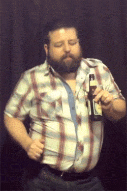 chubpornlover:  roanveme:  bearlust:  sassy  Muevelo! Muevelo!  eso si que es ritttmo!!!