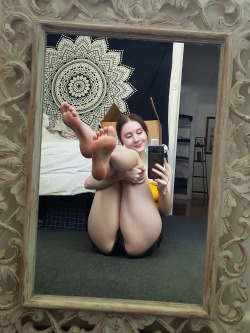 Porn Pics chokedbarbie:4 my thigh & feet lovers