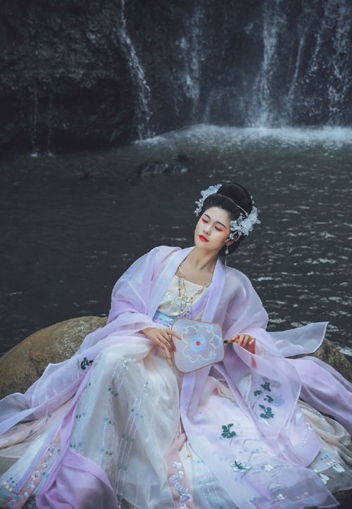 Traditional Chinese hanfu by 华姿仪赏