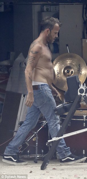 tusecretadmirer: allthatflab:Stephen Dorff has let himself go lately #backrolls Looks like he doesn’