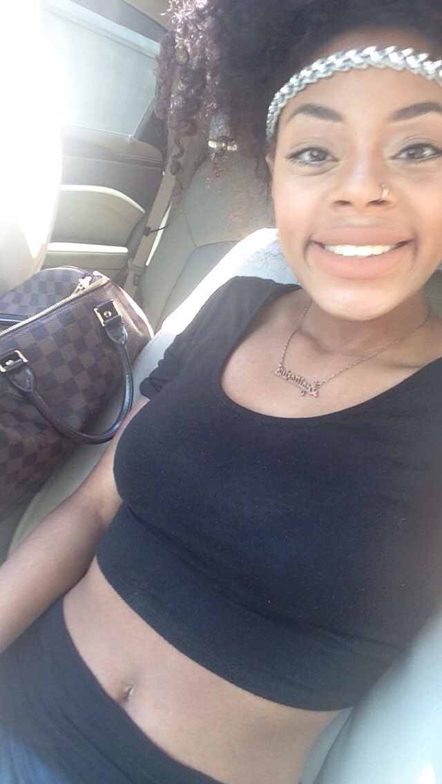 jamaicanamazon:  champagnezombie:selfieqxeen:looking FLEEK for the blackout.flawless