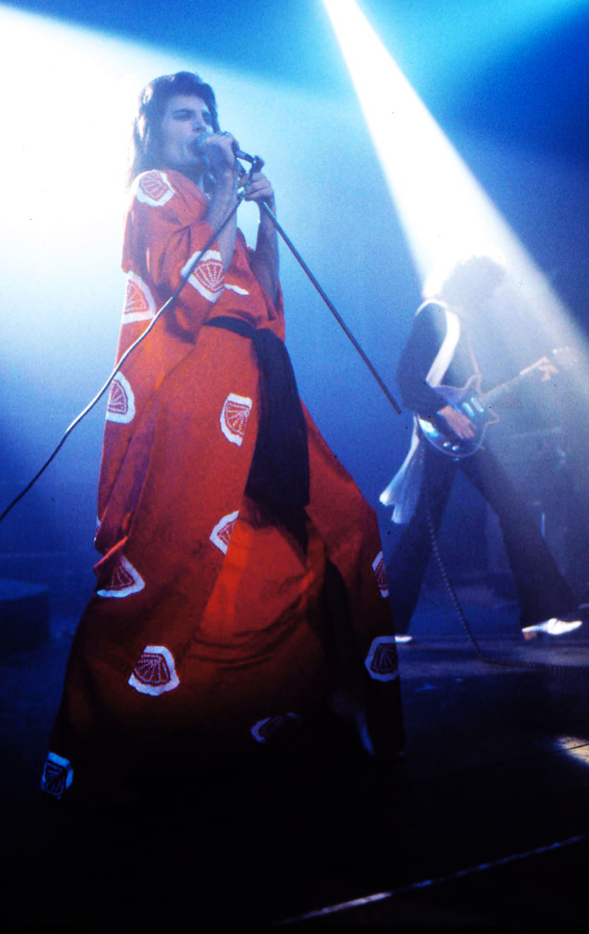 Freddie wearing a live on stage in Japan –... - Freddie Mercury & Queen