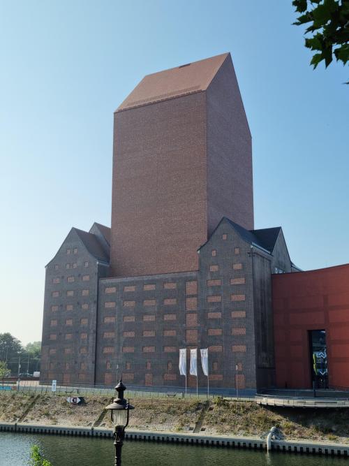 evilbuildingsblog:  There is a 23 storey building in Duisburg, Germany with absolutely no windows (German National Archives)