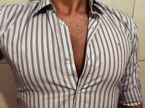 andimion2006:  alwaysreadydaddy:Heat is out of control but wet shirts keep me cool ;)  mmmm waowwww