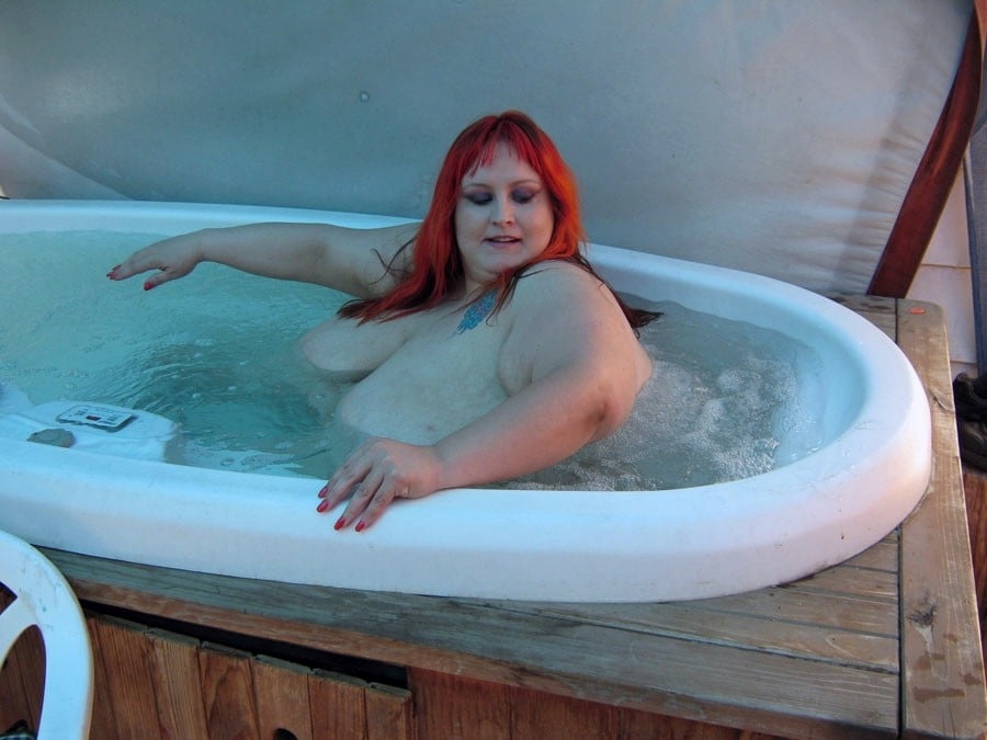 manufan7:  bellylifter:Tasty T’Rina in the hot tub  Wanna roll with her so bad!