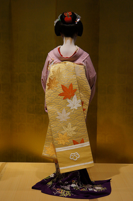 Sex geisha-kai:  Maiko Ryouka - outfit for July pictures