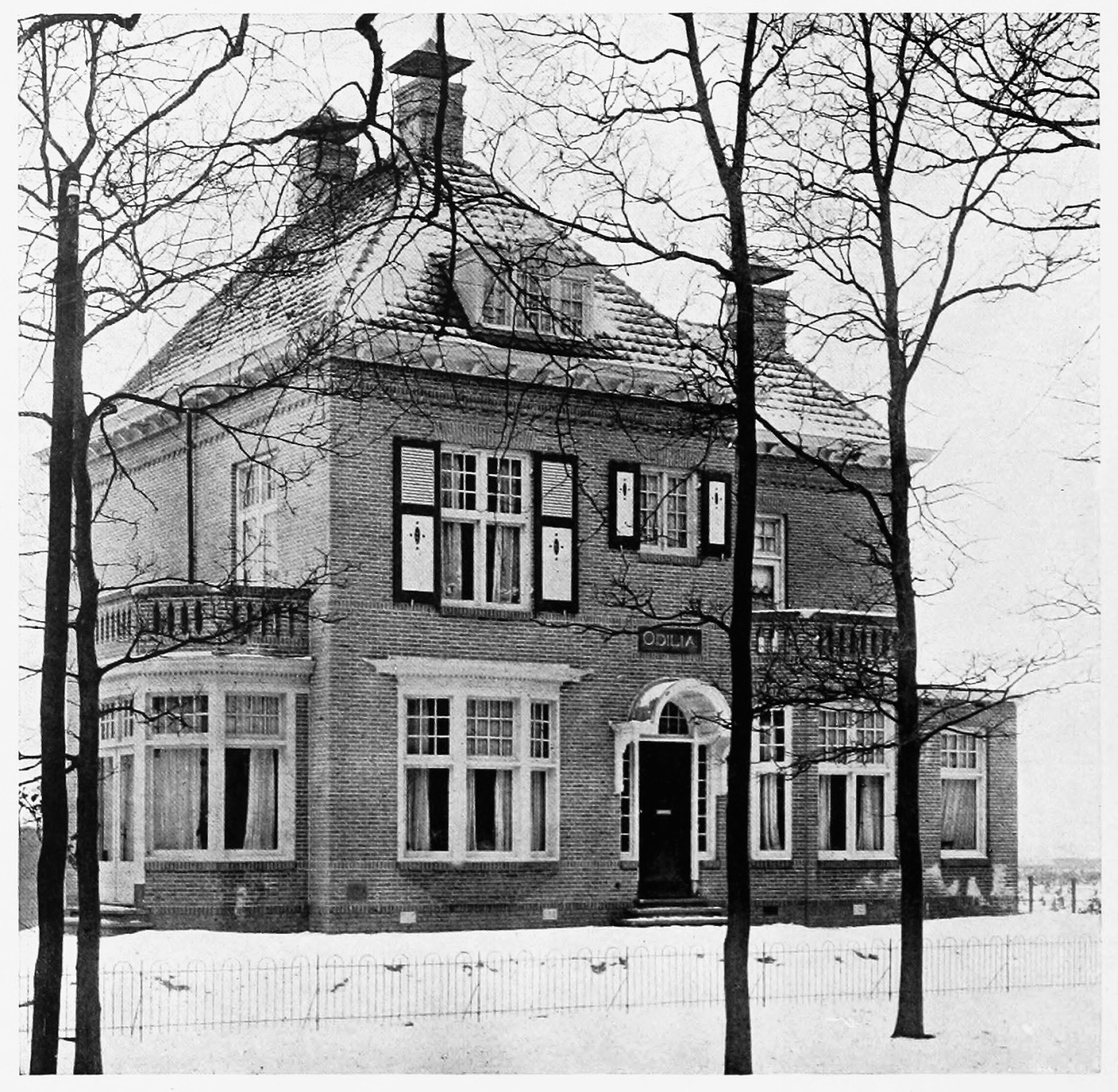 Netherlands, 1917: Doctor’s House in HillegomA large two-story house with a doctor’s office.Het Moderne Landhuis in Nederland by J. H. W. Leliman and K. Sluyterman, 1917. (’s-Gravenhage, Netherlands) #1910s#netherlands