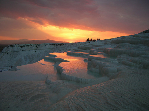 Sunset over the travertine terraces of Pamukkale, Turkey (by AleAnna).