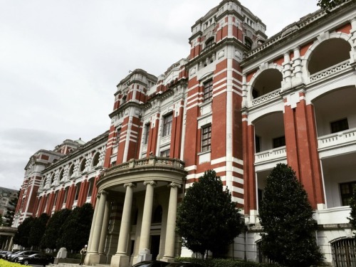 The backside of Taiwan’s equivalent of the White House. You can easily tell that the building 