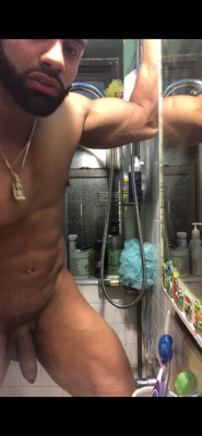 mancrusheveryday-cummingagain:  Shower time