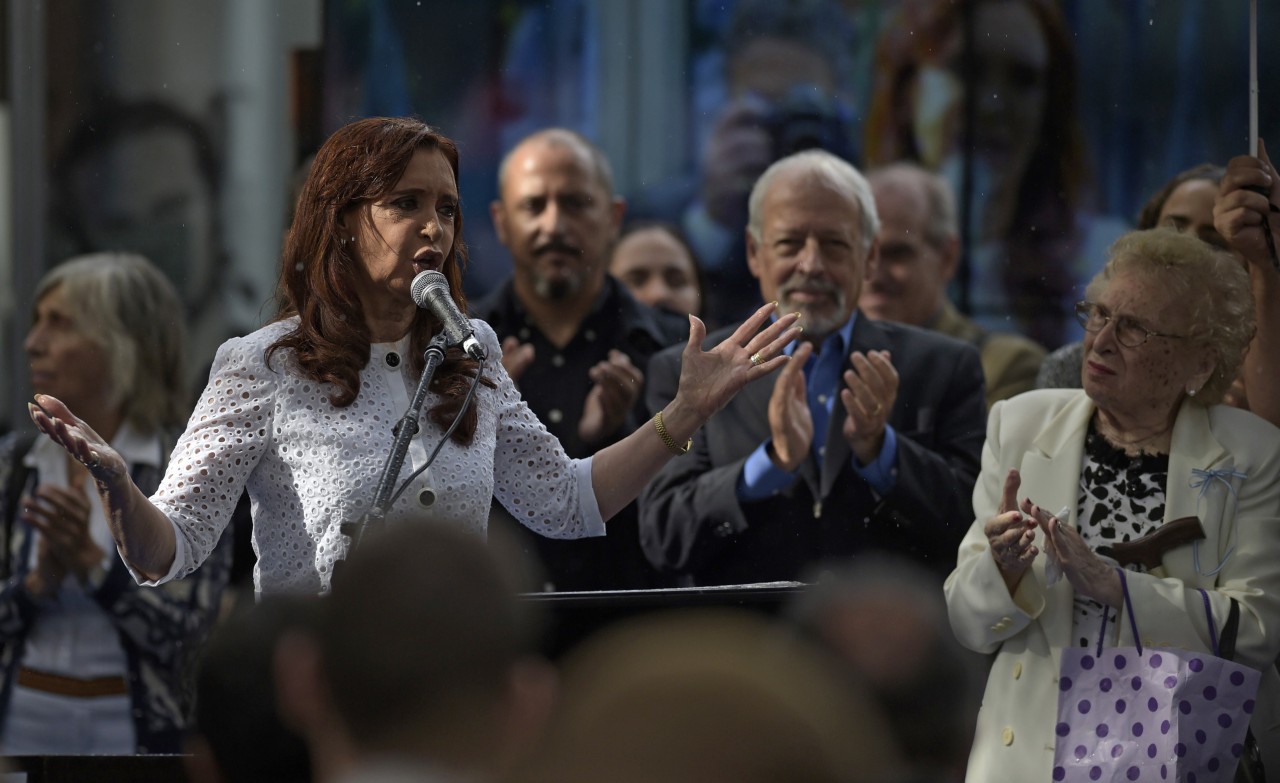 CRISTINA EN LA ESMA. La presidenta Cristina Fernández de Kirchner mira bajo la lluvia durante la ceremonia de apertura del “Sitio de Memoria”, creado en el antiguo centro de detención clandestina de la Escuela de Mecánica de la Armada (ESMA) en...
