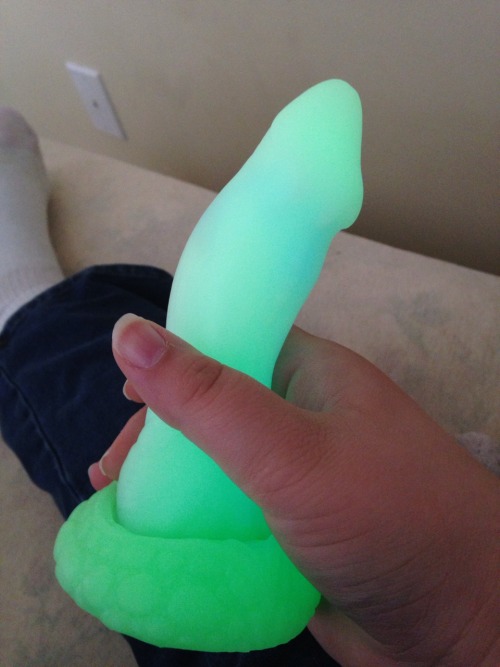 kn0tsoshy:stupidsexymonsters:This thing glows so intensely that it’s unreal. The first picture was a