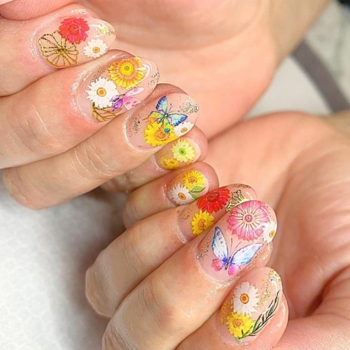 Flower nails from @lydia_naildit by using our flower nail stickers! #flowernails #nails #naildesigns