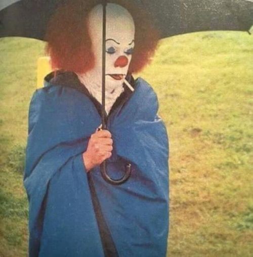 Tim Curry’s Pennywise in between takes circa 1990. This was filmed in my neighbourhood! I live in De