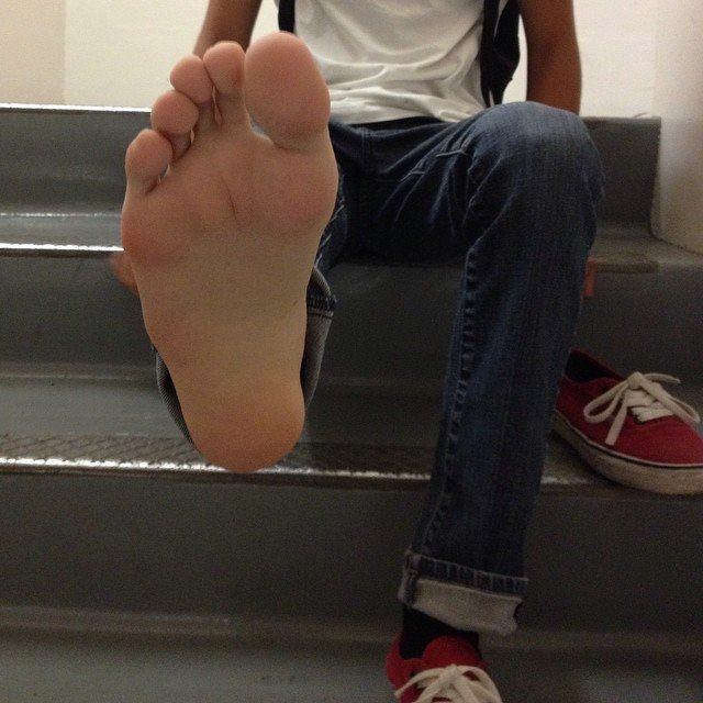 teenboysmellyfeet:  Time for a quick sniff and lick of his foot before Chemistry