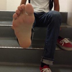teenboysmellyfeet:  Time for a quick sniff