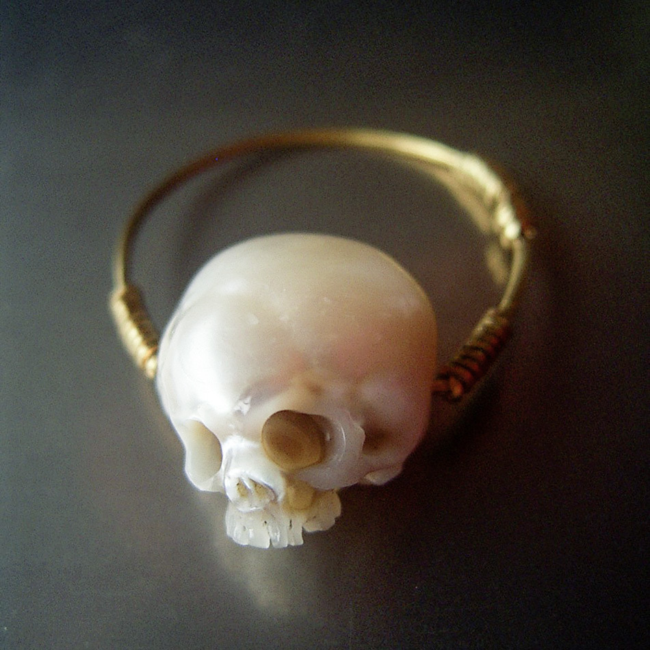 culturenlifestyle:  Japanese Artist Carves Stunning Skull Sculptures and Miniature Jewelry From Pearls