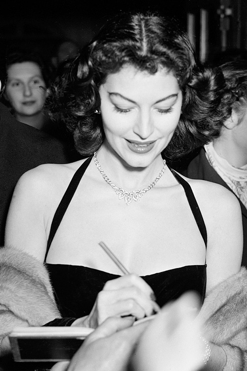 avagardner:Ava Gardner signing autographs at a Midnight Matinee at the Colliseum, 1951.