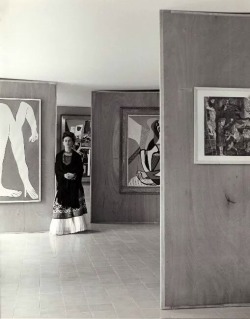 themaninthegreenshirt:Frida Kahlo at the Museum of Modern Art in Mexico City, 1940s by Manuel Álvarez Bravo