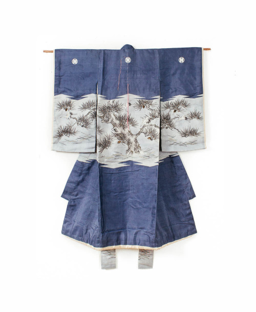 Girl&rsquo;s miyamairi kimono decorated with crane and pine motif, semamori charm, and embroider